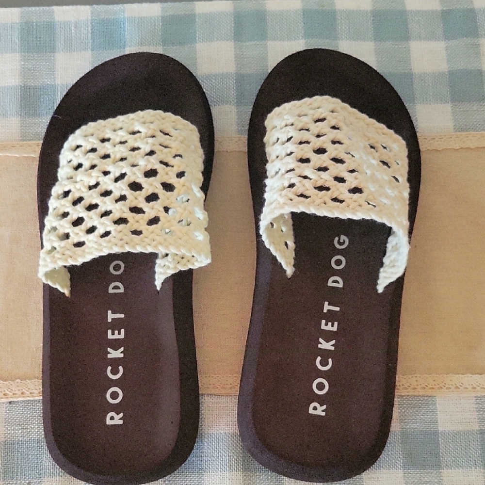 ROCKET DOG Size 6 1/2 NWOT Dark Brown Rubber Soles Macreme Top